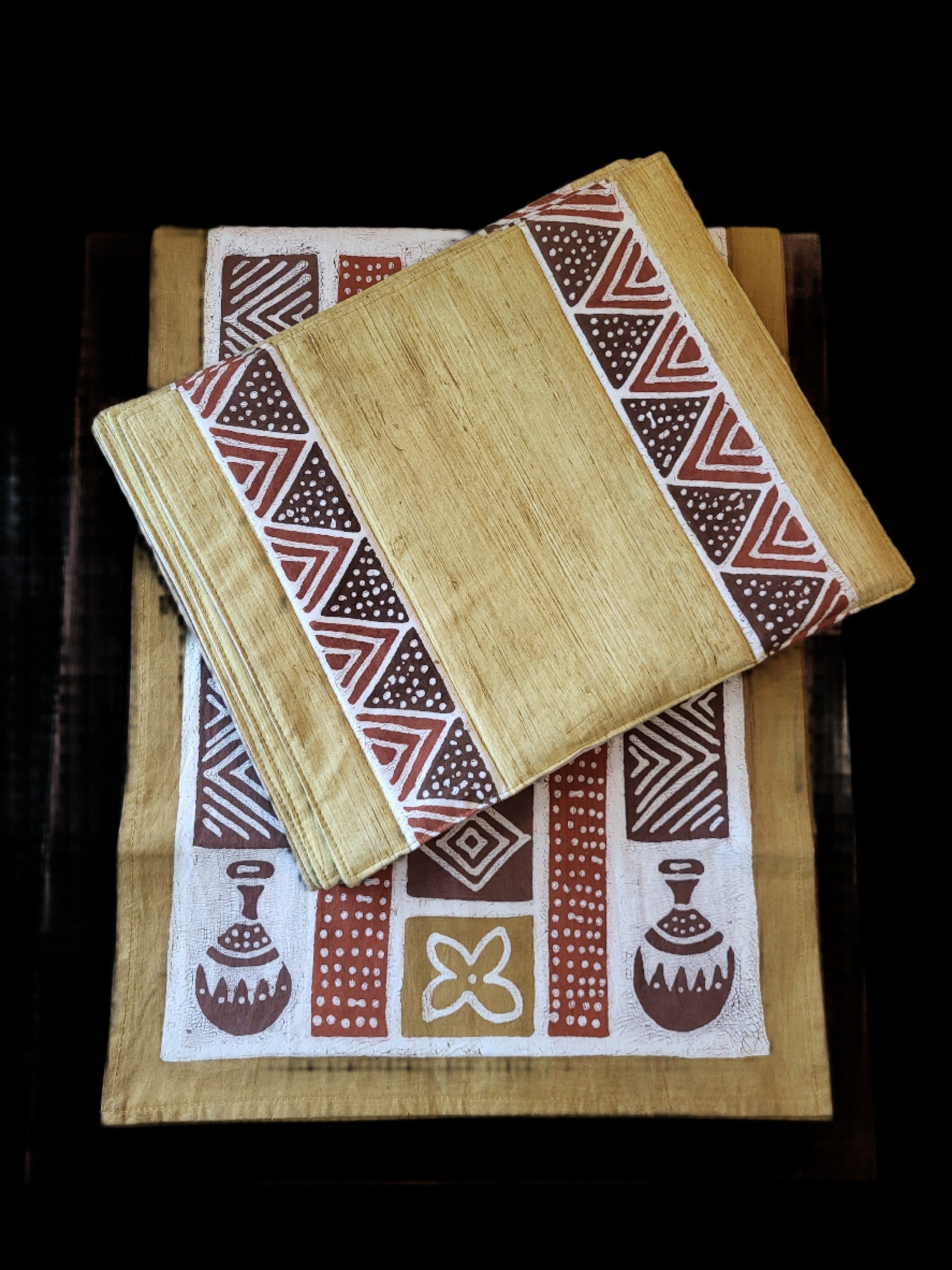 Traditional Pot Fabric Placemats and Table Runner