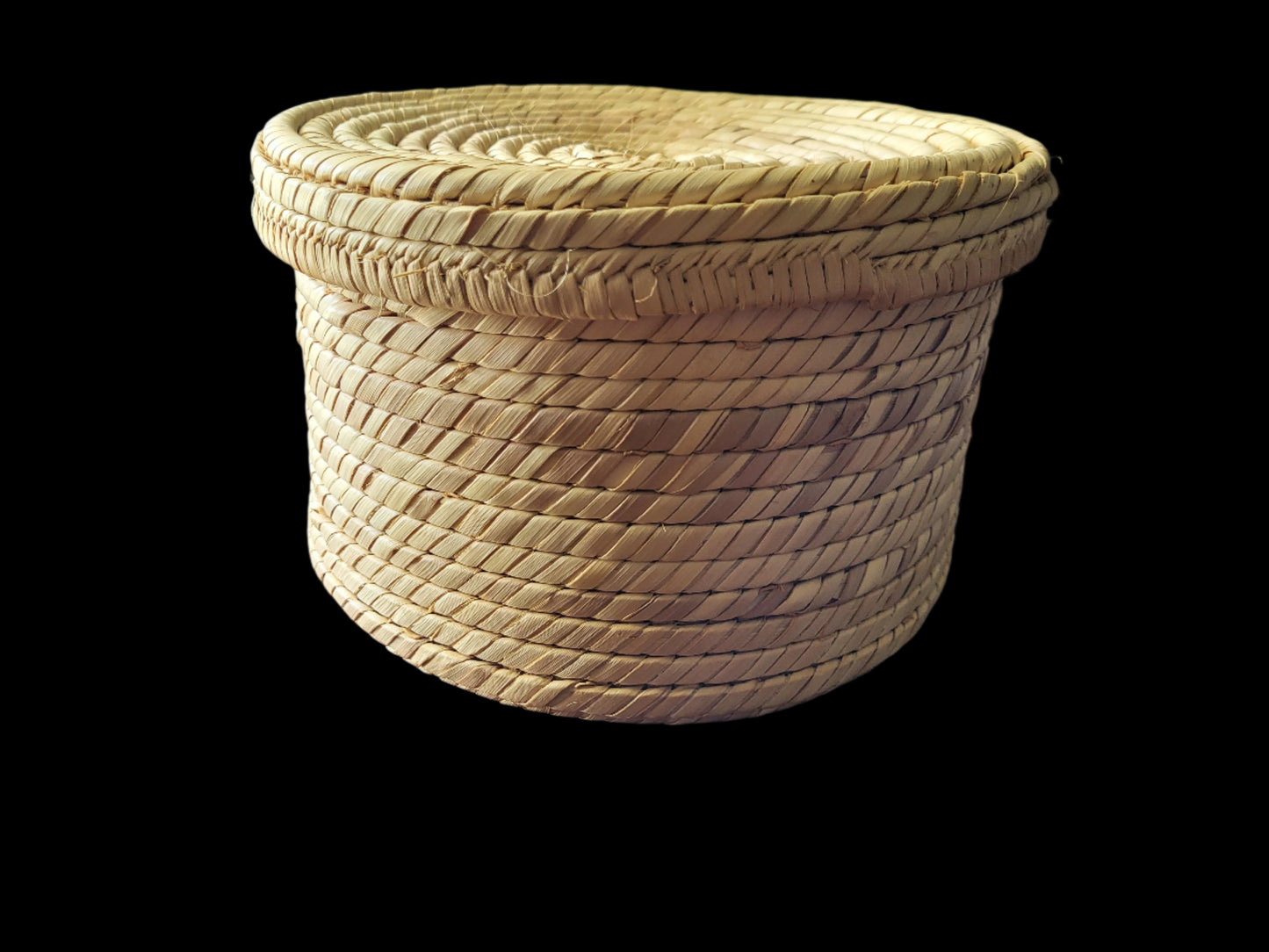 Woven Basket Medium Lunchtin Lid On
