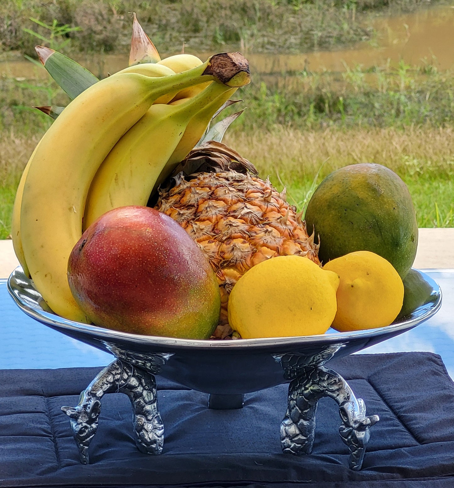 Giraffe Fruit Serving Bowl With Fruit